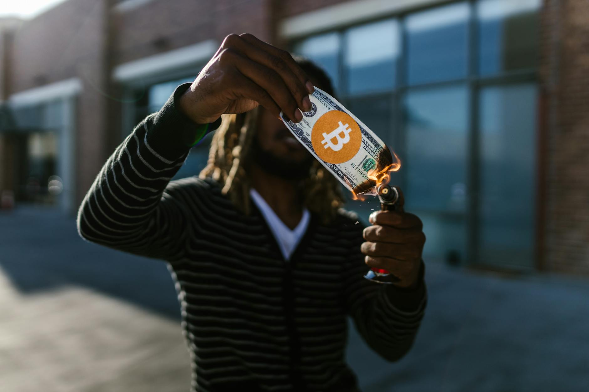 Searches for 'Bitcoin to zero' increase in the United States as uncertainty about cryptocurrency's future persists.