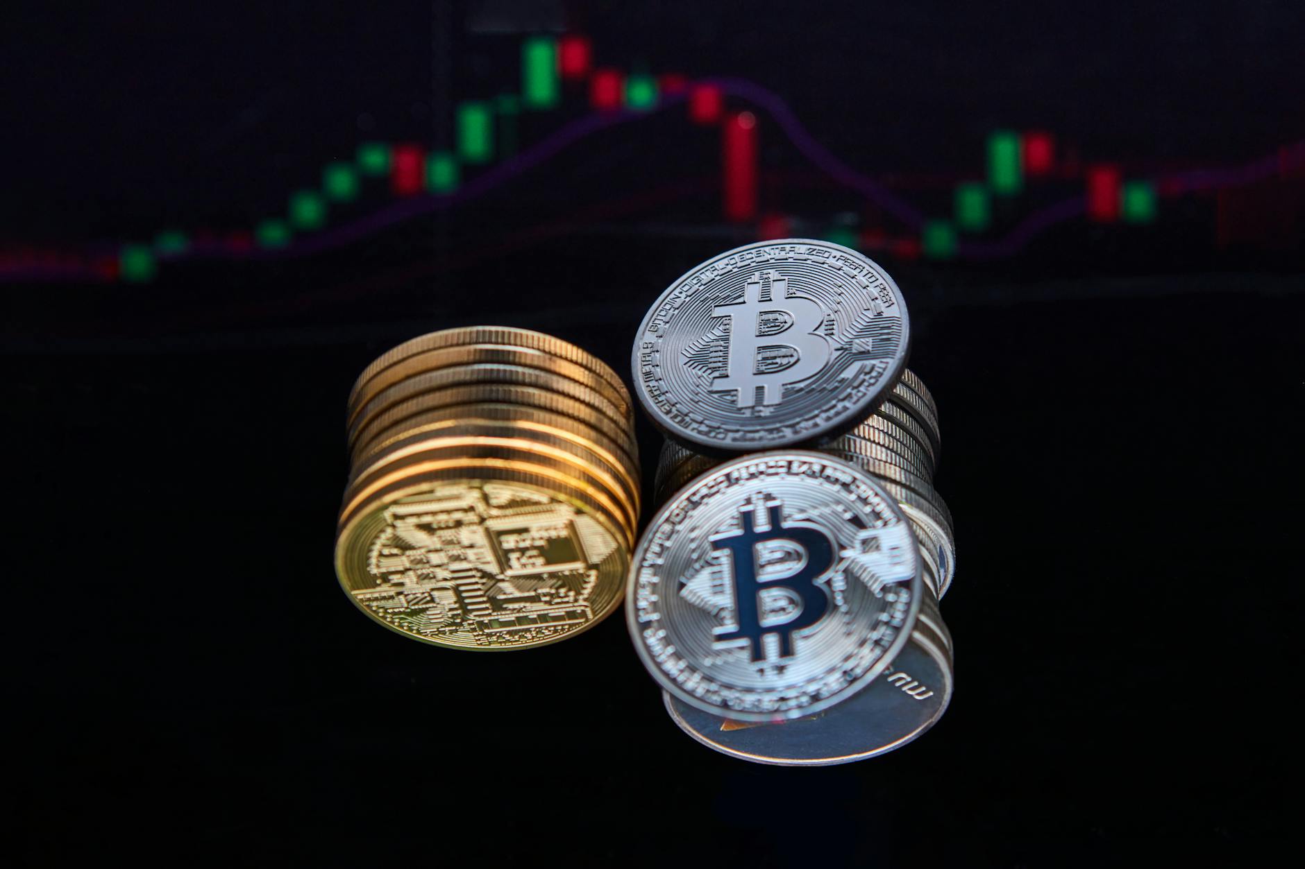 Bitcoin's value steadies at $61,000 following a rise, despite ongoing equities market downturn.