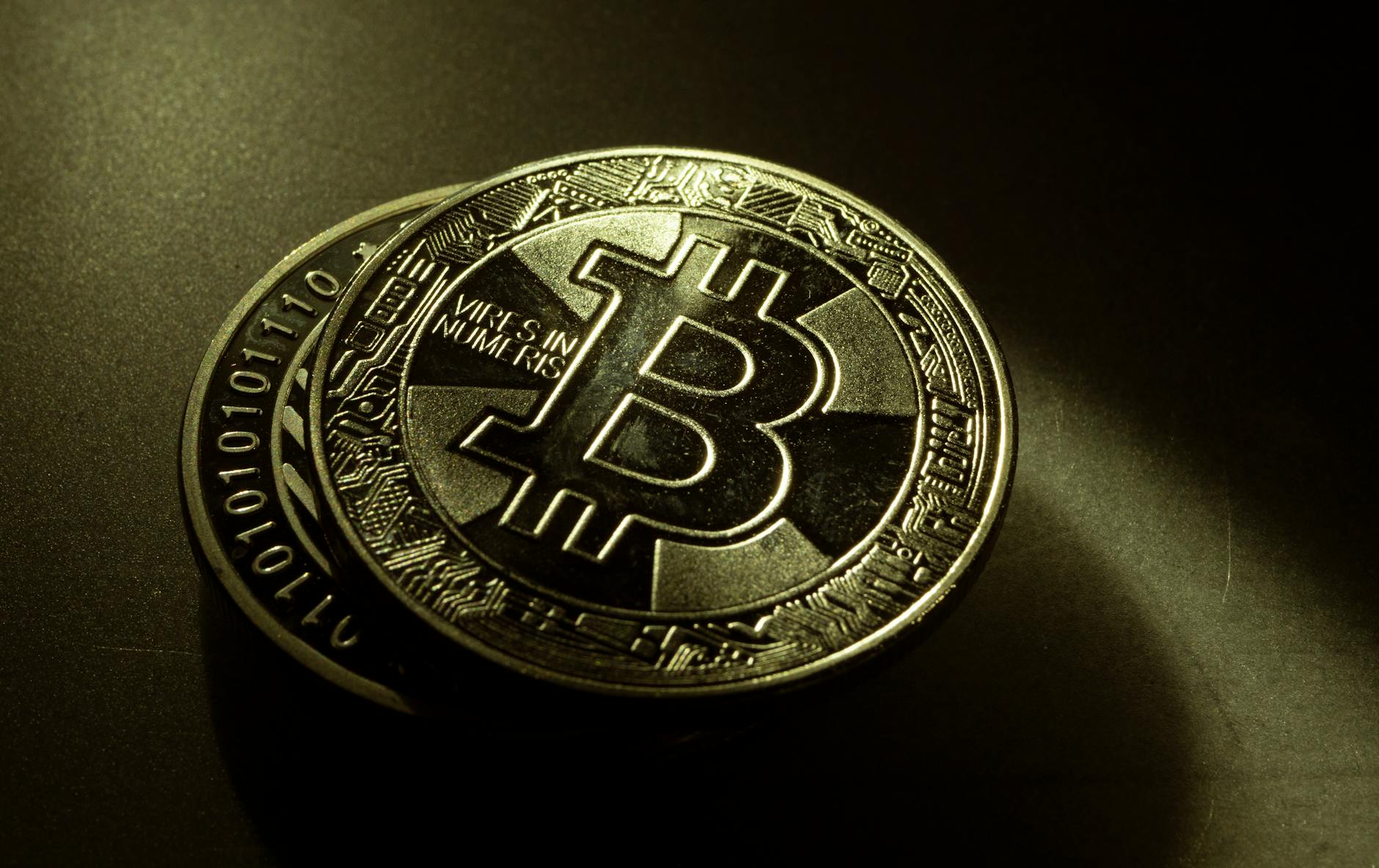 US legislators express concerns over the inclusion of cryptocurrencies in retirement savings plans.