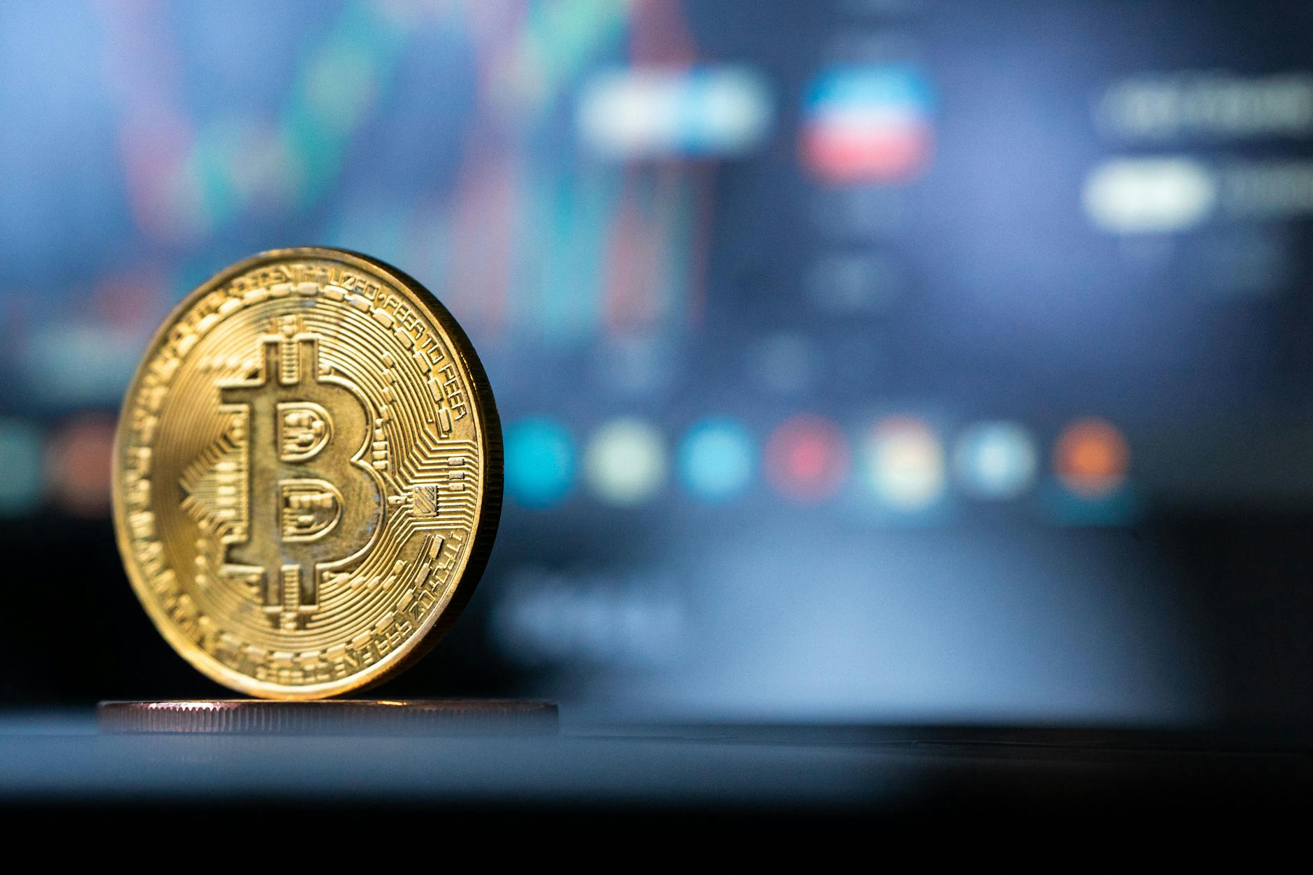 Decline in Bitcoin Futures Premium Observed Despite Substantial Inflows into Bitcoin ETFs