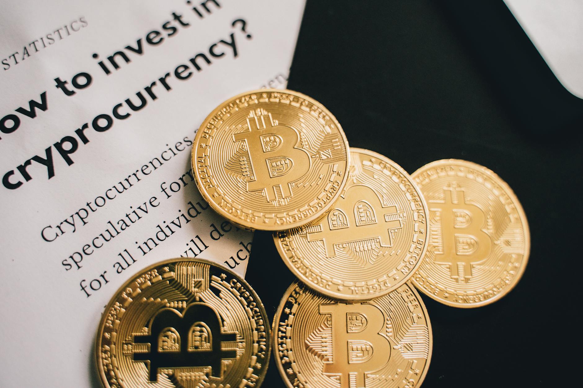 Bitcoin's value momentarily dips under $62,000 amid a significant $1.5 billion liquidation of cryptocurrency long positions.